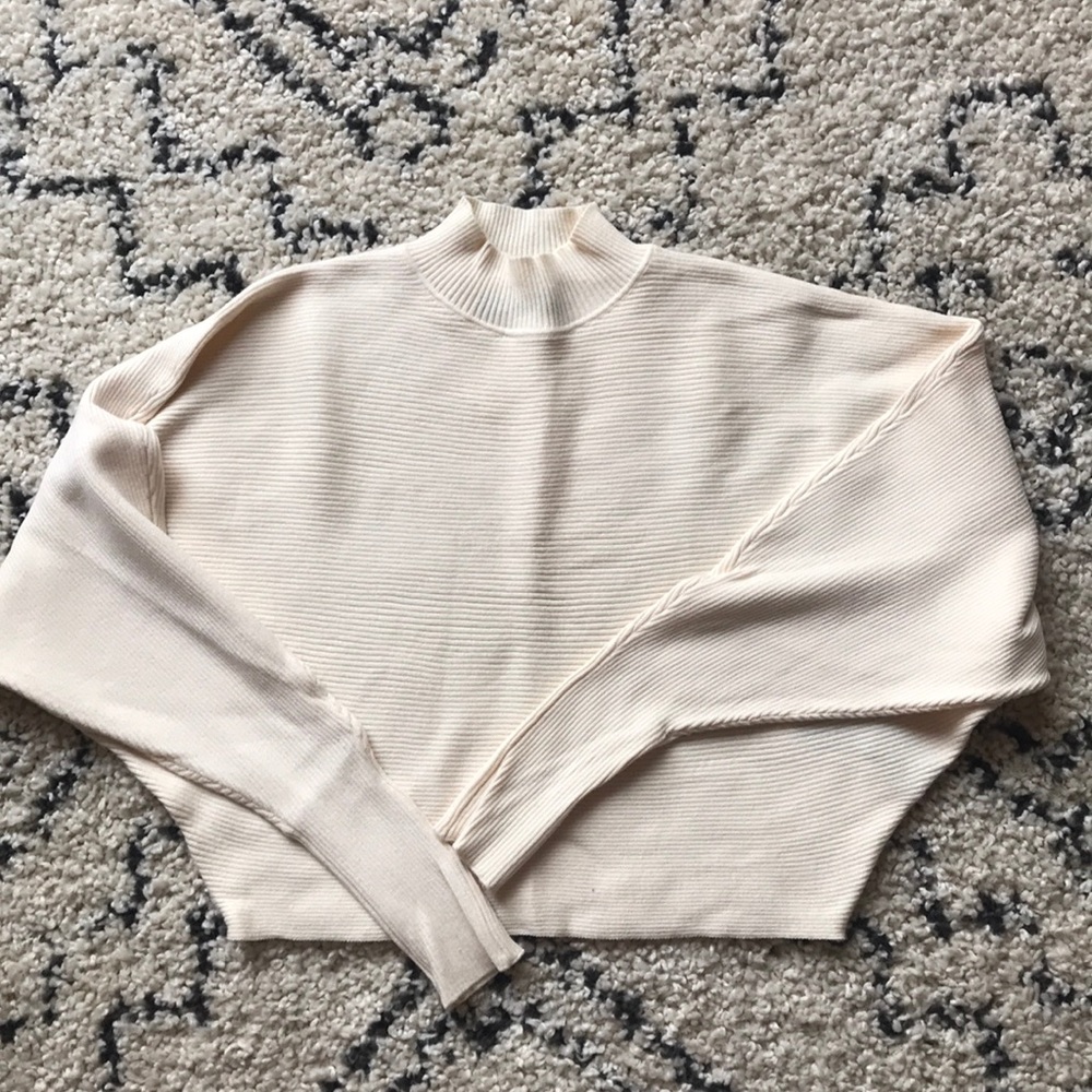 Zara// Crop Lightweight Knit Sweater